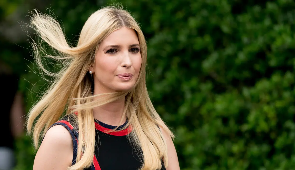 Penasihat Gedung Putih yang juga putri Presiden Amerika Serikat Donald Trump, Ivanka Trump tiba menghadiri acara "White House Sports and Fitness Day" di Gedung Putih, Washington, AS, (30/5). (AP Photo / Susan Walsh)