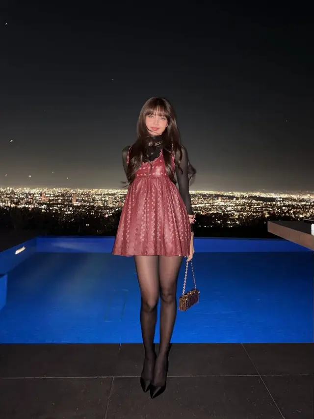 Awali 2026, Lisa BLACKPINK Kembalikan Gaya Era 90an dengan Nuansa yang Lebih Bold