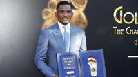 Pemain Kamerun, Samuel Eto'o berpose dengan trofi Golden Foot miliknya, Monaco, Senin (21/9/2015). Golden Foot 2015 diraih lima orang yaitu Rinat Dasaev, Daniel Passarella, Gheorghe Hagi,  Trezeguet dan Eto'o. (AFP Photo/Valery Hache)