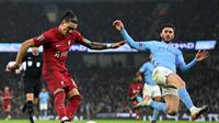 Striker Liverpool, Darwin Nunez (kiri), menembak tetapi gagal berbuah gol pada laga babak keempat Carabao Cup 2022/2023 kontra Manchester City di Stadion Etihad, Manchester, Jumat (23/12/2022) dini hari WIB. (AFP/Oli Scarff)