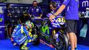 Pebalap Movistar Yamaha, Valentino Rossi, mengecek kondisi motor saat sesi latihan kedua jelang GP Malaysia di Sirkuit Sepang, Jumat (27/10/2017). Pada sesi ini pebalap Italia itu berada pada posisi keenam dengan waktu 13,071 detik. (AFP/Mohd RASFAN)