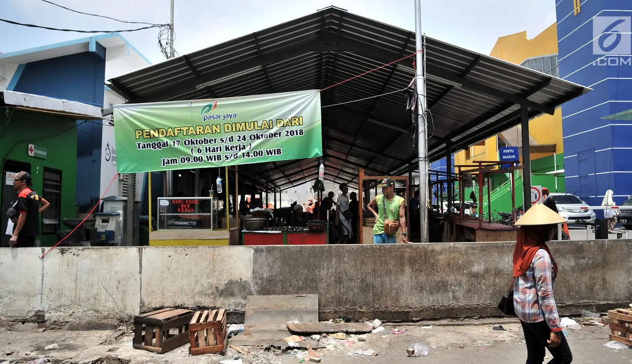 Spanduk info pendaftaran PKL terpampang di tempat relokasi Pasar Enjo, Jakarta, Senin (22/10). Dari 185 lapak yang disediakan, baru 45 pedagang yang mendaftar untuk pindah meski PD Pasar Jaya menggratiskan selama 6 bulan. (Merdeka.com/Iqbal S. Nugroho)