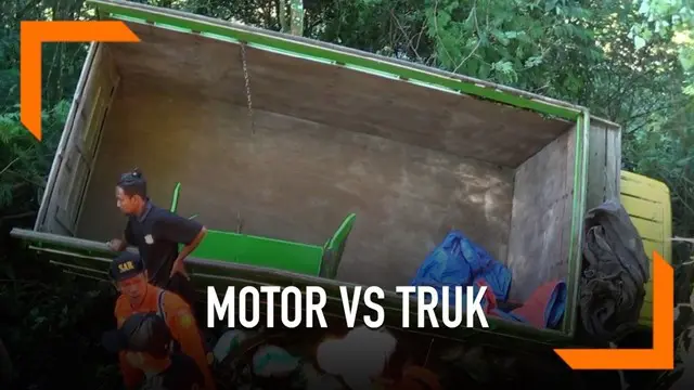 Melaju terlalu ke tengah, sepeda motor tersambar ke truk. Akibat kejadian ini, keduanya masuk ke jurang dan menewaskan pengendara motor.