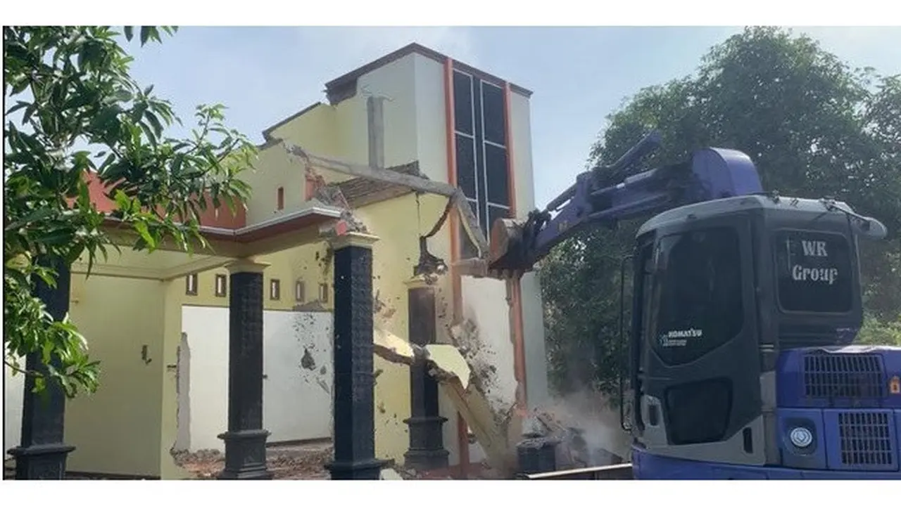 Gara-gara Suami Selingkuh, Wanita Ini Hancurkan Rumah Mewah Pakai Alat Berat