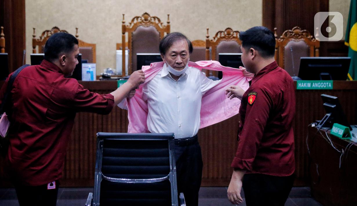 Terdakwa kasus dugaan tindak pidana korupsi Surya Darmadi bersiap mengikuti sidang pembacaan putusan di Pengadilan Tipikor Jakarta, Kamis (23/2/2023).  Pemilik PT Duta Palma/Darmex Group tersebut divonis 15 tahun penjara, lebih ringan dari tuntutan jaksa sebelumnya yaitu penjara seumur hidup dan denda Rp 1 miliar. (Liputan6.com/Angga Yuniar)