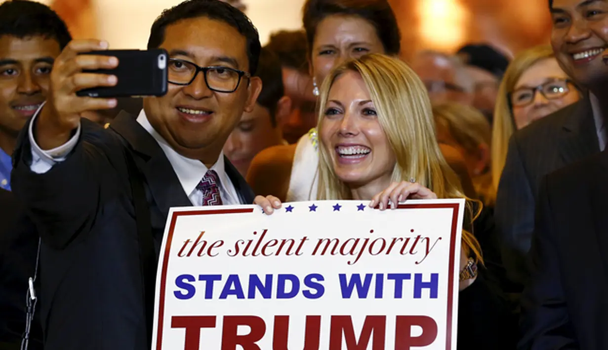 Wakil Ketua DPR RI, Fadli Zon berselfie dengan pendukung Donald Trump di Trump Tower, Manhattan , New York, Kamis (3/9/2015).  Fadli Zon hadir untuk menjadi salah satu anggota delegasi yang datang untuk bertemu dengan Trump. (REUTERS/Lucas Jackson)