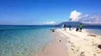 Pulau Pasir Timbul merupakan pulau kecil yang muncul ke permukaan saat air laut surut. Foto: Nila Chrisna Yulika/ Liputan6.com.