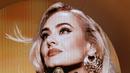 Adele saat menerima penghargaan Best Pop Solo Performance untuk lagu "Easy On Me," di atas panggung selama Grammy Awards 2023 di Crypto.com Arena di Los Angeles, California pada 5 Februari 2023. The Rock, yang juga dikenal sebagai aktor, didatangkan khusus ke Grammy 2023 untuk Adele. (Frazer Harrison/Getty Images/AFP)