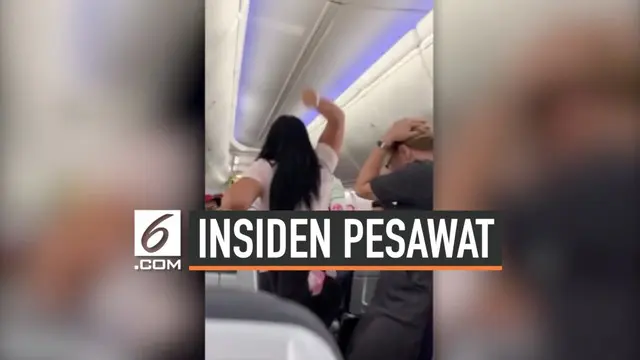 Sepasang suami istri diturunkan dari pesawat karena bertengkar hebat. Sang istri memukul suaminya menggunakan laptop karena meilirik wanita lain.
