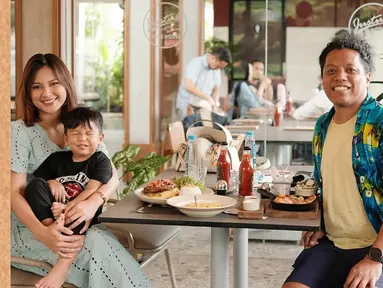 Arie Kriting merayakan ulang tahunnya ke-40 dengan makan siang bersama Indah Permatasari dan Naka. Meski sederhana, perayaan tersebut menjadi penuh makna karena kehadiran orang tercinta. (Liputan6.com/IG/@arie_kriting)
