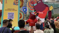 Maskot Piala Dunia U-17 2023 Bacuya alias Badak Cula Cahaya meladeni sesi foto bersama masyarakat dalam ekshibisi trofi Piala Dunia di Bundaran HI, Jakarta Pusat, pada Minggu (15/10/2023). (Liputan6.com/Melinda Indrasari)