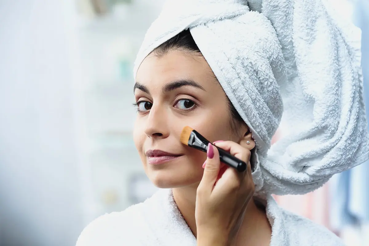 Trik Makeup Anti Pecah untuk Samarkan Garis Senyum, Hasilnya Dijamin Flawless!