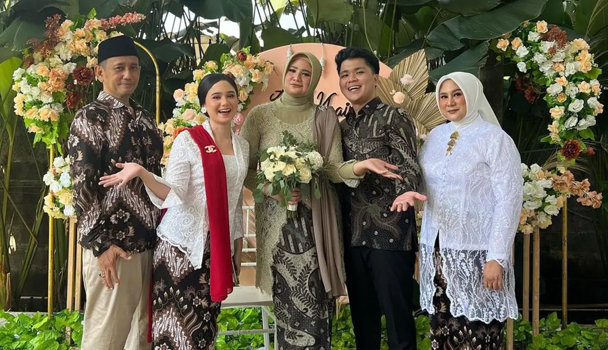 Foto bersama keluarga pun kompak banget. Sebagai adik, Tissa mengaku bahagia bisa menjadi saksi hidup tentang perjalanan cinta kakaknya dengan sang kekasih yang berjalan selama 10 tahun. Perempuan kelahiran tahun 2002 ini berharap, kelak sang kakak bahagia selalu dengan pilihannya. (Liputan6.com/IG/@tissabiani)