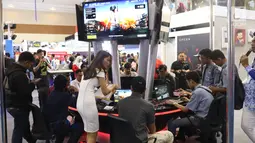 SPG melayani pengunjung di Indocomtech 2018 di JCC, Jakarta, Rabu (31/10). Indocomtech 2018 diikuti 250 eksibitor, dari bidang telekomunikasi, komputer, games, smartphone, elektronik, dan aksesori yang ada di Indonesia. (Liputan6.com/Angga Yuniar)