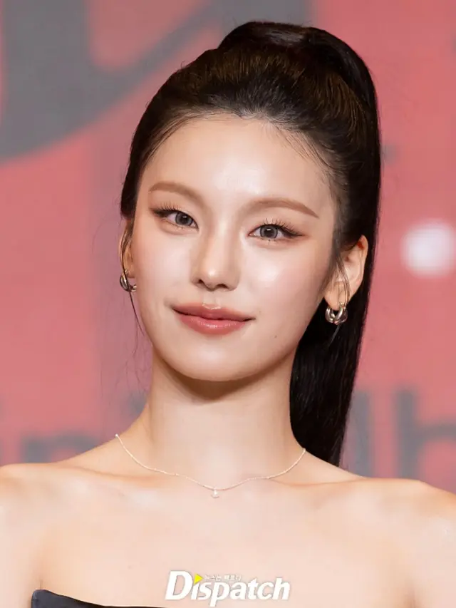 Pesona Yeji ITZY di konferensi pers debut solonya, \'AIR\'. (credit:instagram.com/koreadispatch)
