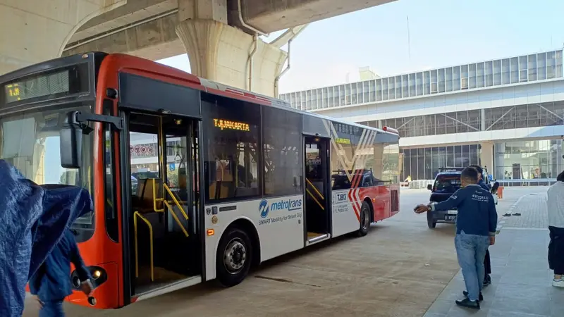 Calon penumpang Kereta Cepat Whoosh menuju Stasiun Halim Jakarta bisa naik bus Transjakarta