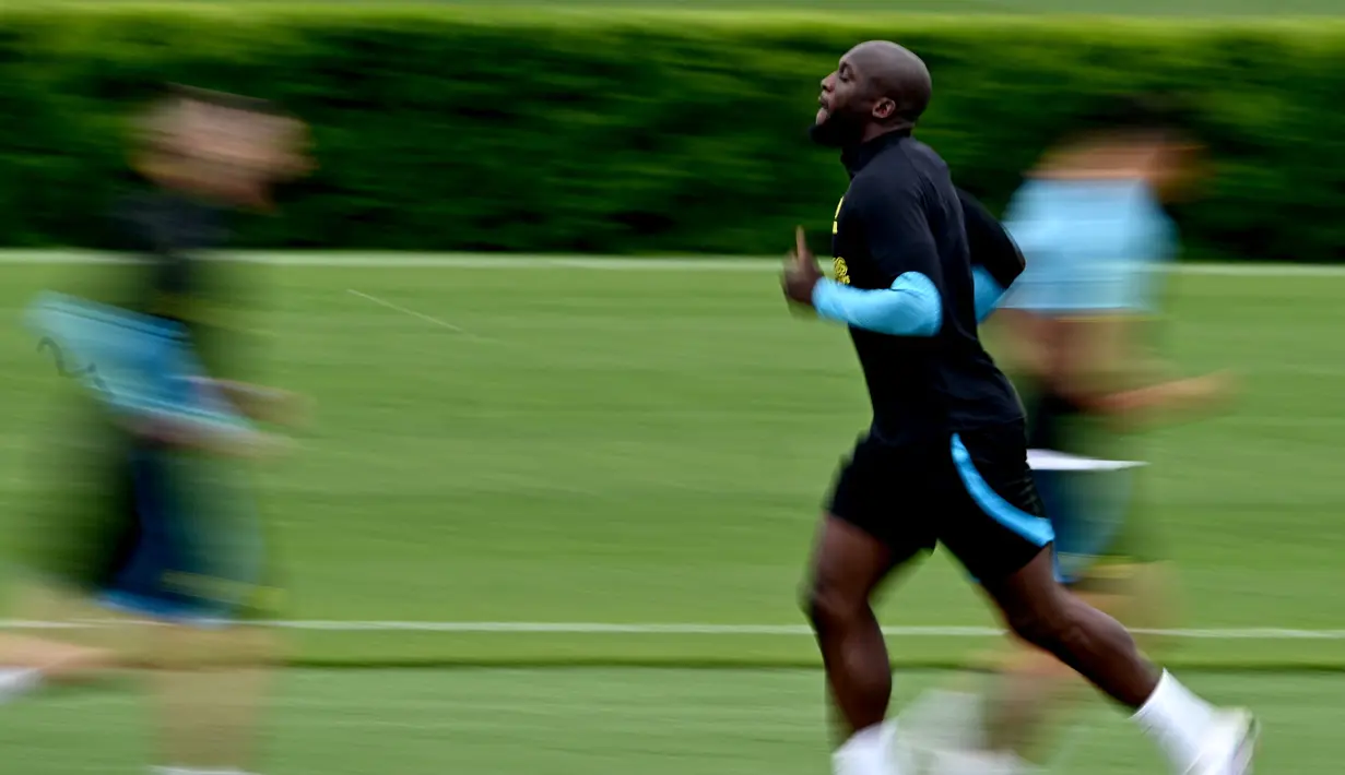 Penyerang Inter Milan, Romelu Lukaku melakukan pemanasan selama sesi latihan tim di Appiano Gentile, pada 9 Mei 2023. (AFP/Gabriel Bouys)
