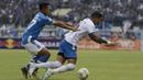 Striker Persib Bandung, Muchlis Hadi, mendorong bek Arema Malang, Arthur Cunha, pada laga Piala Indonesia di Stadion Si Jalak Harupat, Bandung, Senin (18/2). Persib bermain imbang 1-1 melawan Arema. (Bola.com/Vitalis Yogi Trisna)