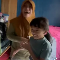 Potret Mbak Ti dan Kara setelah lama berpisah kemudian bertemu kembali (Sumber: TikTok/ardahatna_)