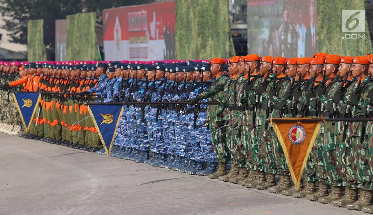 Prajurit TNI berbaris saat melakukan gladi resik jelang HUT TNI ke-72 di Cilegon, Banten, Selasa (3/10). Gladi resik tersebut untuk memperingati HUT TNI ke-72 yang dilaksanakan tanggal 5 Oktober. (Liputan6.com/Angga Yuniar)