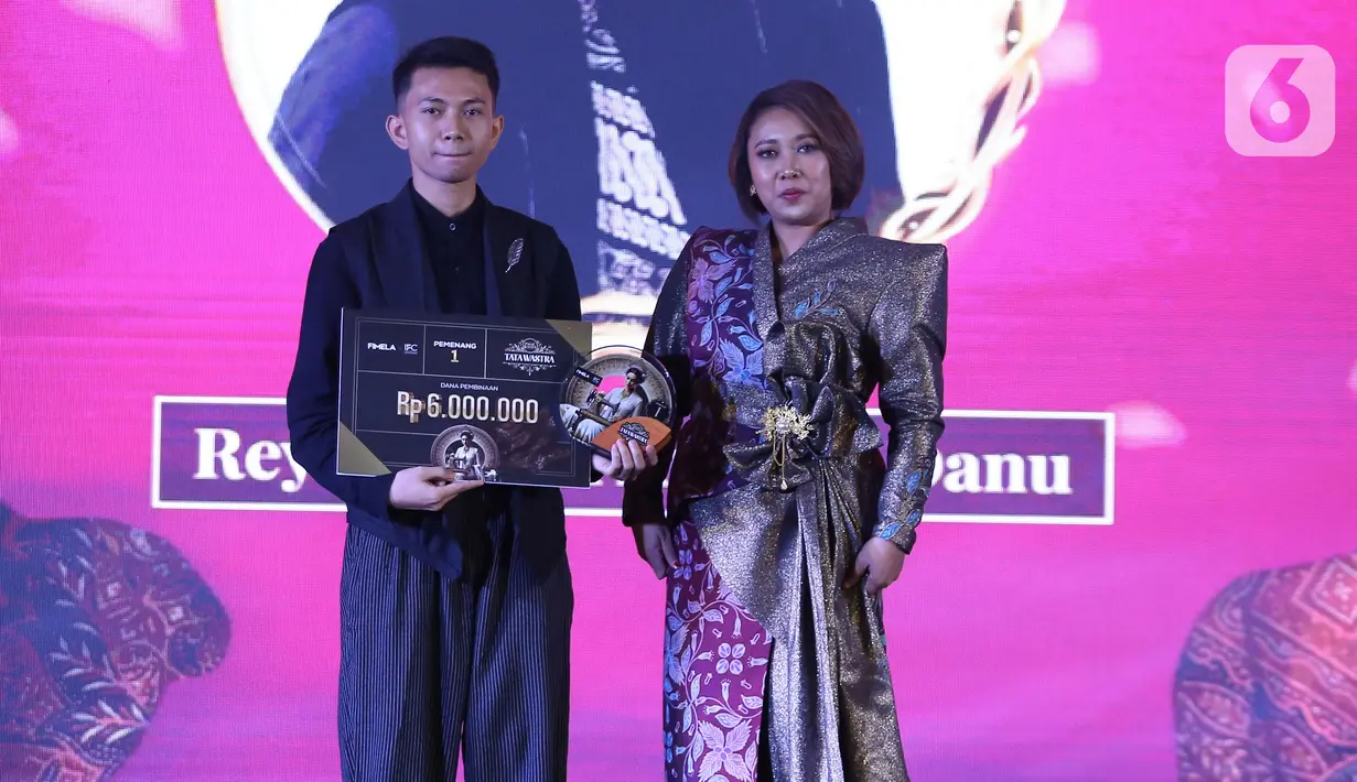 Juara satu Tata Wastra "Announcement Winner Competition" Reyno Rizki Arwian Danu saat menerima hadiah dalam acara Cita dan Cipta 2024 yang diadakan Liputan6.com x Fimela di Hotel Shangri-La Jakarta, Rabu (31/7/2024) malam. (Liputan6.com/Angga Yuniar)
