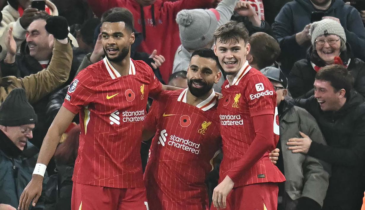 Pemain Liverpool, Mohamed Salah (tengah) merayakan golnya dengan rekan setimnya saat pertandingan sepak bola Liga Premier Inggris melawan Aston Villa di Stadion Anfield di Liverpool, pada Sabtu 9 November 2024 waktu setempat atau Minggu 10 November 2024 dini hari WIB. (Paul ELLIS/AFP)