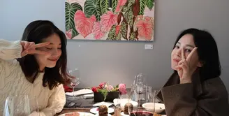 Dua aktris cantik, Bae Suzy dan Song Hye Kyo kerap habiskan waktu bersama. Terbaru, keduanya kembali hangout bareng dengan intimate dinner [@kyo1122]
