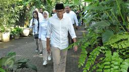 Calon Wakil Gubernur DKI, Sandiaga Uno mendatangi kediaman orangtuanya di Kebayoran Baru, Jakarta, Rabu (19/4). ). Sandiaga meminta doa restu kepada orangtuanya sebelum menggunakan hak pilihnya di TPS 01 pada Pilkada DKI 2017. (Liputan6.com/Helmi Afandi)