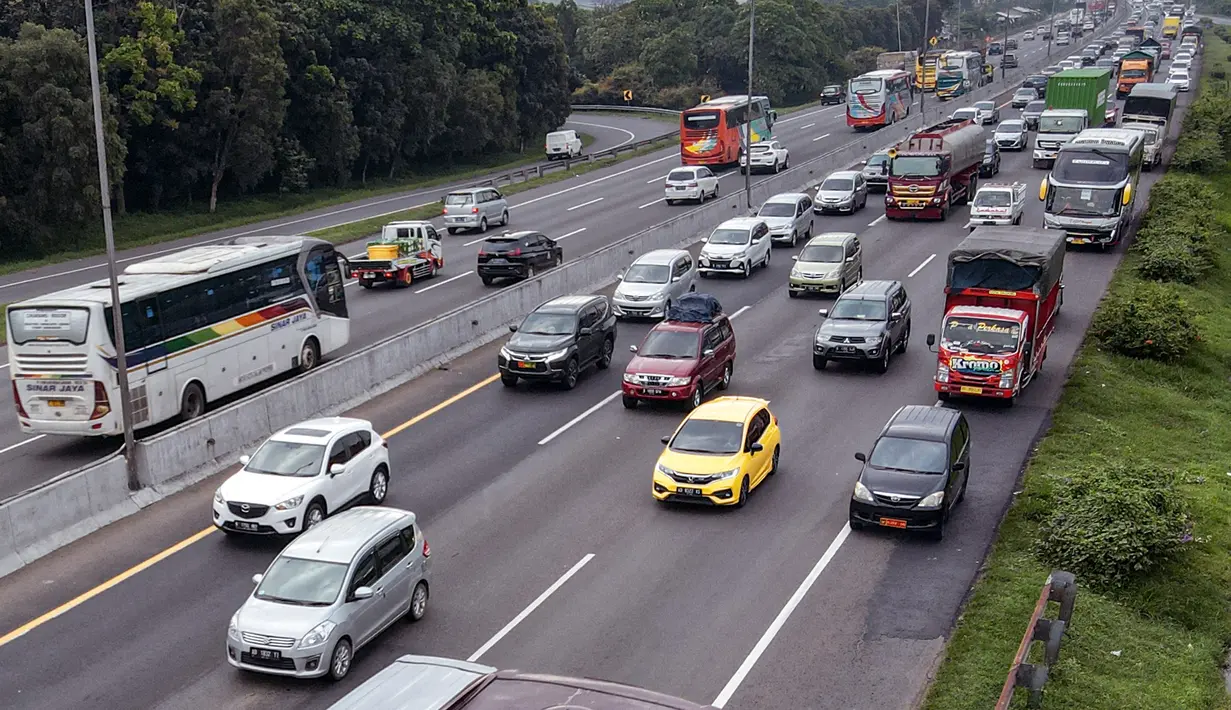 <p>Foto udara memperlihatkan ribuan kendaraan terjebak kemacetan panjang saat menuju kampung halaman untuk merayakan libur panjang Idul Fitri bersama keluarga di jalan bebas hambatan menuju keluar Jakarta di Karawang Timur, Karawang, Jawa Timur, Kamis (28/4/2022). (BAY ISMOYO/AFP)</p>
