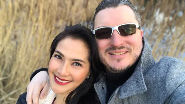 18 Tahun Bersama, Ini 6 Momen Mesra Maudy Koesnaedi dan Suami Bule