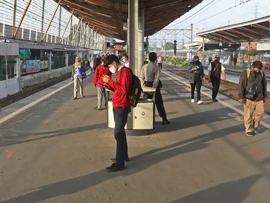 Sejumlah calon penumpang KRL Commuterline menunggu kereta di Stasiun Depok Lama, Depok, Jawa Barat, Selasa (9/6/2020). Stasiun Depok Lama terpantau lengang pada hari kedua dibukanya aktivitas perkantoran di Jakarta pada masa transisi Pembatasan Sosial Berskala Besar. (Liputan6.com/Herman Zakharia)