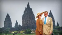 Raja Belanda Willem-Alexander dan Ratu Maxima berfoto dengan latar belakang Candi Prambanan. (dok. Instagram @koninklijkhuis/https://www.instagram.com/p/B9mAmnFnpdZ/)