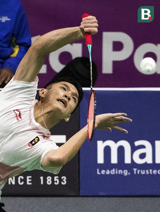 Pebulutangkis Indonesia, Jonatan Christie, saat melawan wakil China Taipei, Chou Tien Chen, pada final tunggal putra bulutangkis di Istora Senayan, Selasa (28/8/2018). (Bola.com/Peksi Cahyo)