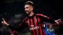 Gelandang AC Milan, Samuel Castillejo, merayakan gol yang dicetaknya ke gawang Empoli pada laga Serie A di Stadion San Siro, Milan, Jumat (22/2). Milan menang 3-0 atas Empoli. (AFP/Marco Bertorello)