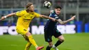 Inter Milan akhirnya mampu mencetak gol lewat aksi Alessandro Bastoni pada menit ke-76. Skor berubah menjadi 1-2. Tampak dalam foto, pemain Bodo/Glimt, Kasper Hogh (kiri) berebut bola dengan Alessandro Bastoni dari Inter Milan selama pertandingan babak playoff Liga Champions 2025-2026 di stadion San Siro, Italia, Selasa 24 Februari 2026 waktu setempat atau Rabu (25/2/2026) dini hari WIB. (AP Photo/Luca Bruno)