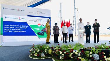 Presiden Joko Widodo (Jokowi) meninjau pembangunan proyek Grand Package Konsorsium LG di Kawasan Industri Terpadu, Batang pada Rabu (8/6).