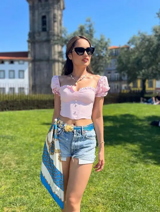 Mengenakan blouse pink dan celana pendek jeans m, penampilan Cinta Laura kali ini dipuji cantik bak barbie. (Instagram/claurakiehl).