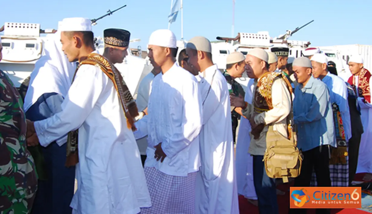 Citizen6, Lebanon: Usai melaksanaan Sholat Idul Fitri seluruh prajurit Satgas POM TNI melaksanakan Halal Bihalal dan ramah tamah. (Pengirim: Badarudin Bakri)