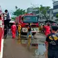 Petugas pemadam kebakaran berusaha memadamkan api di ruko yang menyebabkan 4 orang meninggal dunia. (Liputan6.com/M Syukur)