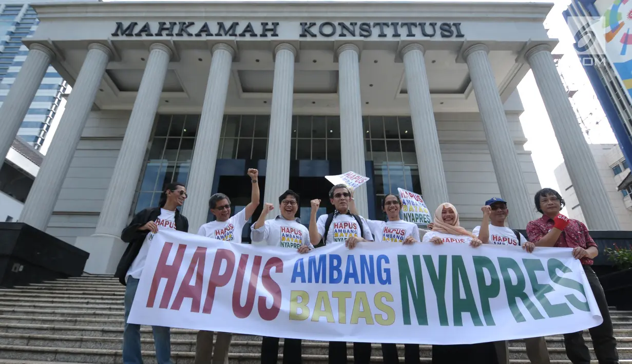 Sebagian dari pemohon pengajuan uji materi Pasal 222 UU No.7 Tahun 2017 tentang Pemilu di depan Gedung Mahkamah Konstitusi, Jakarta, Kamis (21/6). Mereka mengajukan uji materi syarat ambang batas pencalonan presiden. (Liputan6.com/Helmi Fithriansyah)