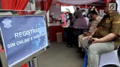 Warga mengisi data diri saat pendaftaran SIM online dan Smart SIM di website Korlantas Polri melalui smartphone, Jakarta, Minggu (22/9/2019). Registrasi SIM online dan Smart SIM yang diluncurkan Korlantas Polri mulai berlaku hari ini.  (merdeka.com/Iqbal S Nugroho)