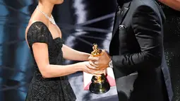 Aktor Mahershala Ali menerima Piala Oscar pertamanya pada Academy Awards ke-89 di Los Angeles, Minggu (26/2). Terpilihnya Ali sebagai juara menjadikannya sebagai aktor muslim pertama yang memenangkan piala Oscar. (Kevin Winter/Getty Images/AFP)
