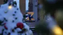 Seorang petugas keamanan berdiri di pintu masuk Taman Gorky yang dihias untuk perayaan Natal dan Tahun Baru di Moskow, Rusia, Selasa (20/12/2022). Perintah Invasi Ukraina merupakan perintah dari presiden Rusia Vladimir Putin. (AP Photo/Alexander Zemlianichenko)