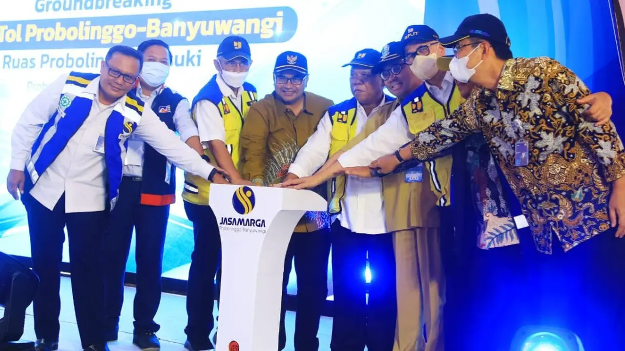 Proses pembangunan tol Probolinggo- Banyuwangi dimulai  dengan ditandai dengan menekan tomobol sirine oleh Menteri PUPR RIM. Basuki Hadimuljono (Istimewa)