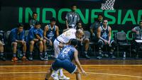 Kapten Satria Muda Pertamina, Hardianus saat dikawal pemain Evos Thunder Bogor di game ketiga seri 1 IBL 2023 di GOR Merpati Denpasar pada Rabu  (18/1/2023). (Bola.com/Maheswara Putra)