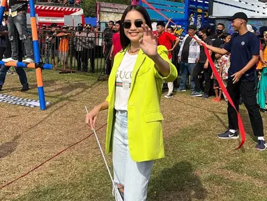 Memiliki blazer berwarna cerah seperti lemon bisa dipadukan dengan kaos putih serta celana jeans. Penampilan Ririn Dwi Ariyanti dengan blazer cerah ini pun terlihat begitu santai namun tetap stylish. (Liputan6.com/IG/@ririndwiariyanti)