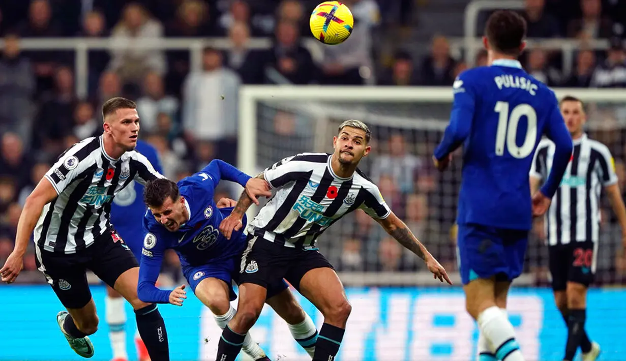 Pemain Newcastle United Bruno Guimaraes (kanan) berebut bola dengan pemain Chelsea Mason Mount pada pertandingan Liga Inggris di St. James' Park, Newcastle, Inggris, 12 November 2022. Newcastle United mengalahkan Chelsea dengan skor 1-0. (Owen Humphreys/PA via AP)
