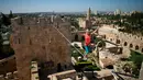 Slackliner Amerika, Heather Larsen saat beraksi melintasi dua menara Museum David di Yerusalem 2 Mei 2016. Museum David yang dikenal dengan museum "Biblical king" ini dilewati Larsen dengan tenang. (REUTERS / Nir Elias)