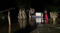 Distribusi logistik Pilkada Rohul hingga malam ke TPS di tengah bencana banjir. (Liputan6.com/Humas Polres Rohul)
