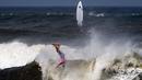 Atlet selancar asal Brasil, Gabriel Medina menabrak ombak saat perebutan medali perunggu kompetisi selancar putra  Olimpiade Tokyo 2020 di pantai Tsurigasaki, Selasa (27/7/2021). (Foto: AP/Francisco Seco)